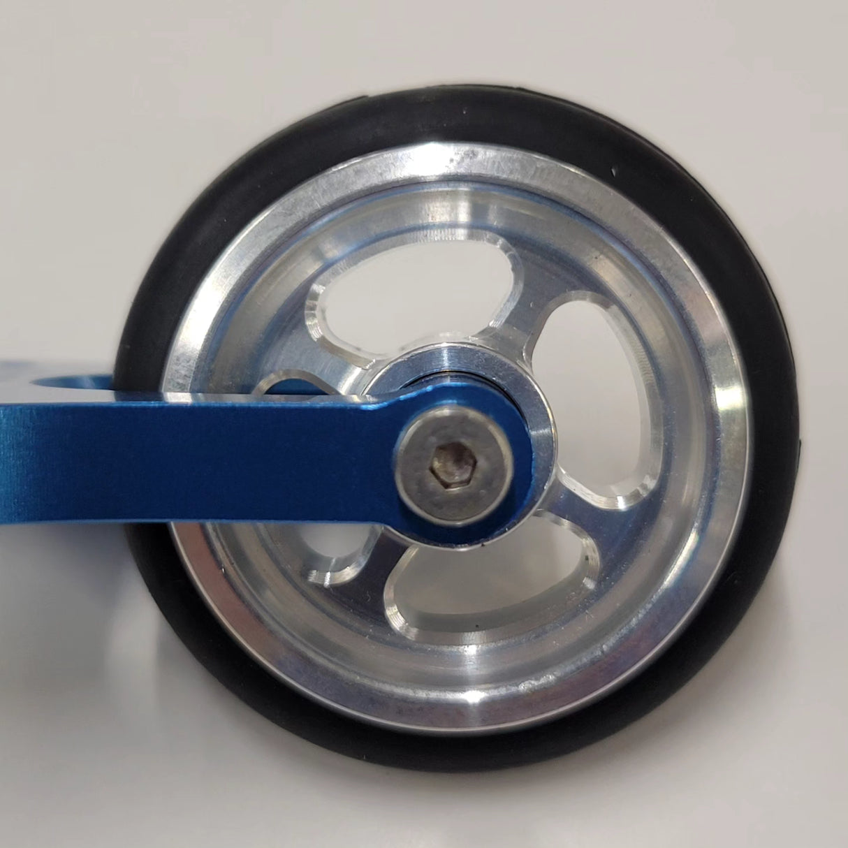 IRonManRc UNIVERSAL Wheelie Bar HORSESHOE w/ Mercedez WHEEL & TIRE * CANDY BLUE *