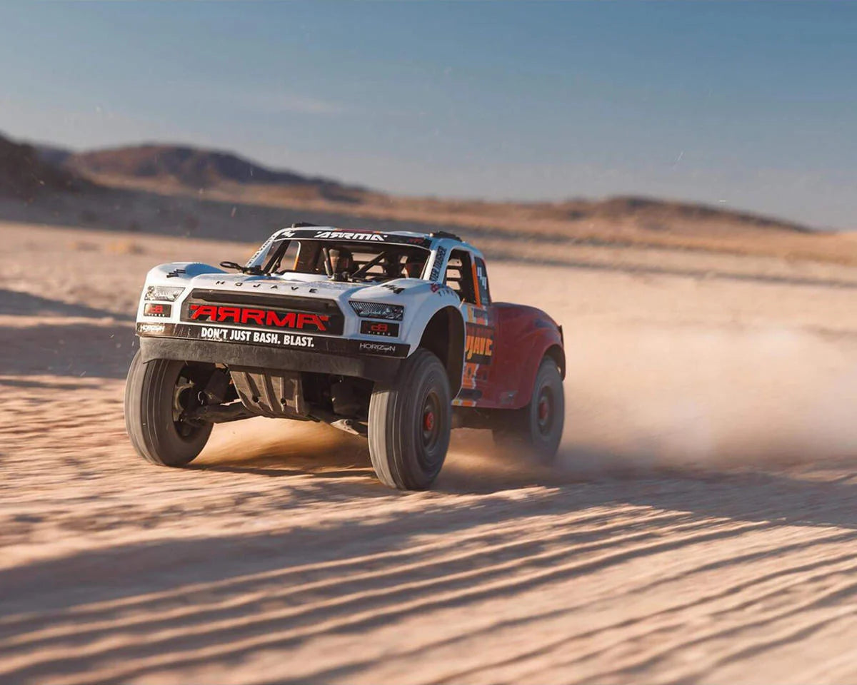 Arrma ARA4404T1 MOJAVE 4S BLX Brushless 1/8 4WD RTR Electric Desert Truck (blanc/rouge) avec radio Spektrum SLT3 2,4 GHz