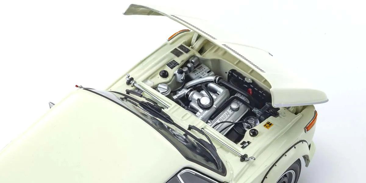KYOSHO KYO08544W 1/18 Scale BMW 2002 Turbo White Model Diecast Car