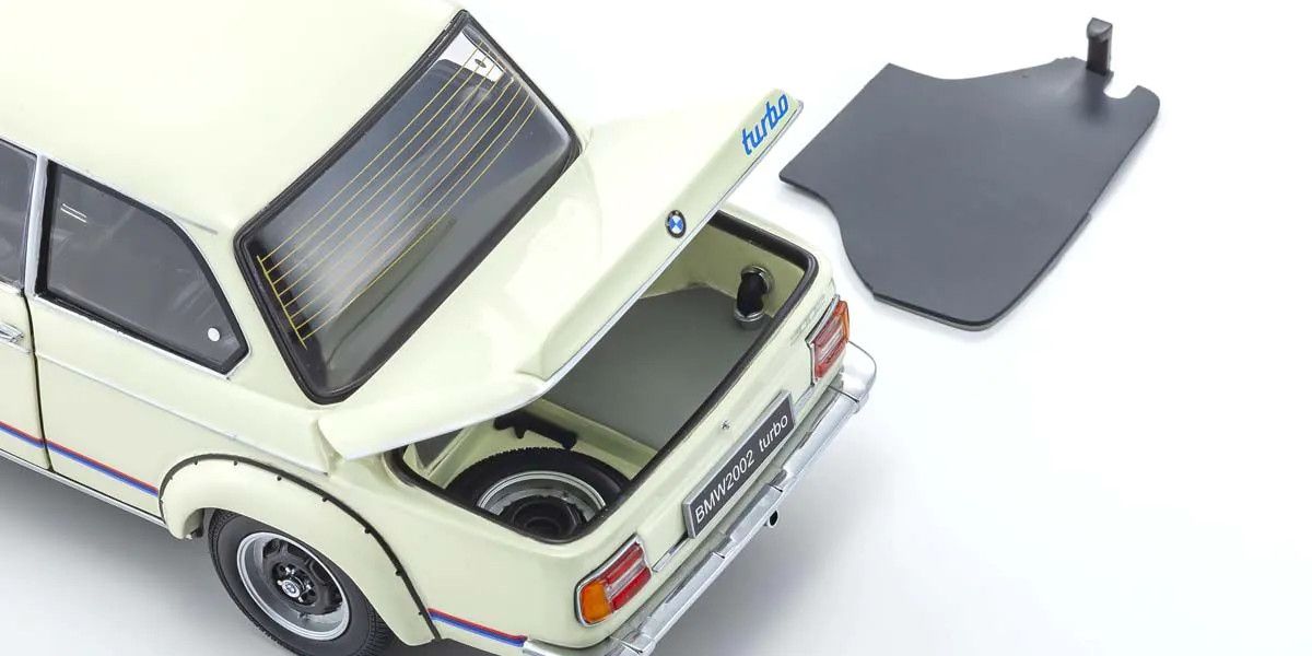 KYOSHO KYO08544W 1/18 Scale BMW 2002 Turbo White Model Diecast Car