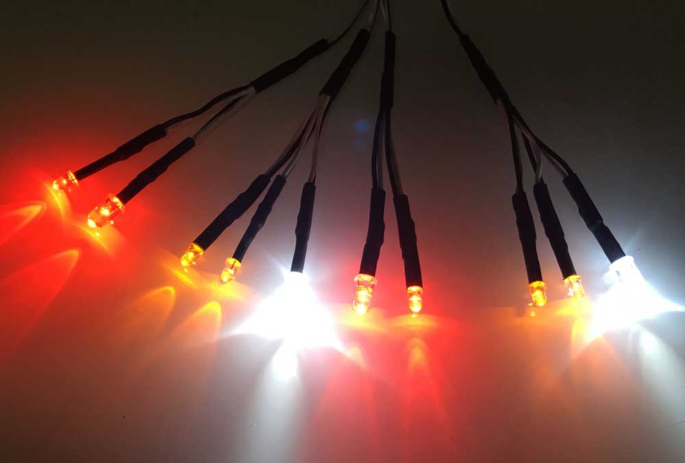 IslandHobbynut LIGHTKIT 26 -4x JAUNE 3mm 2x ROUGE 3mm 2x BLANC 5mm 2x ROUGE 5(10PC)