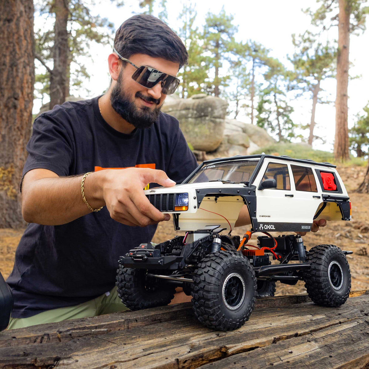 Axial 1/10 SCX10 III Jeep Cherokee XJ 4X4 RTR Brushed Rock Crawler White