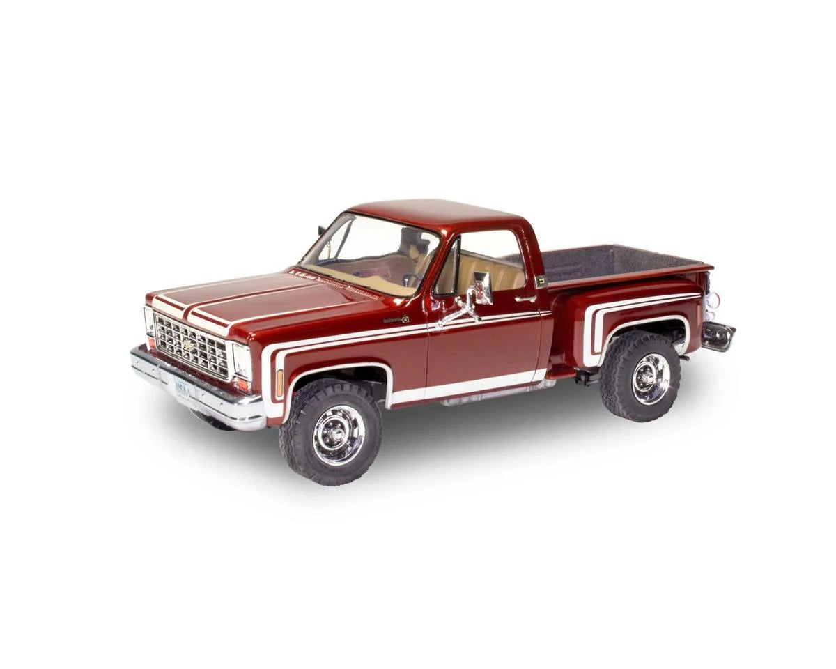 Revell 76'RMX854486  Chevy Sport Stepside Pickup 4x4 1/24 Model Kit