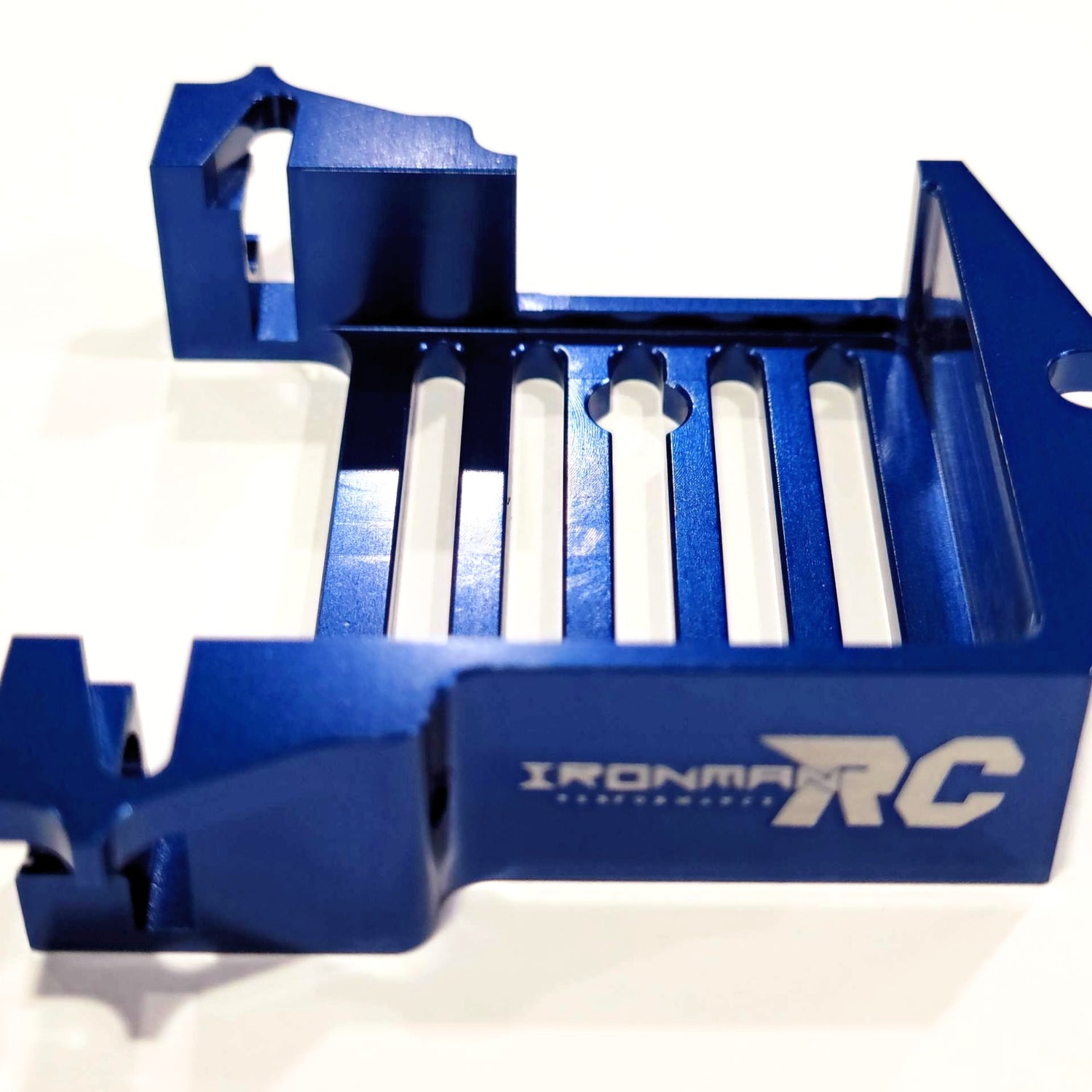 Adaptateur servo standard en aluminium IRonManRc BLEU XMAXX / XRT