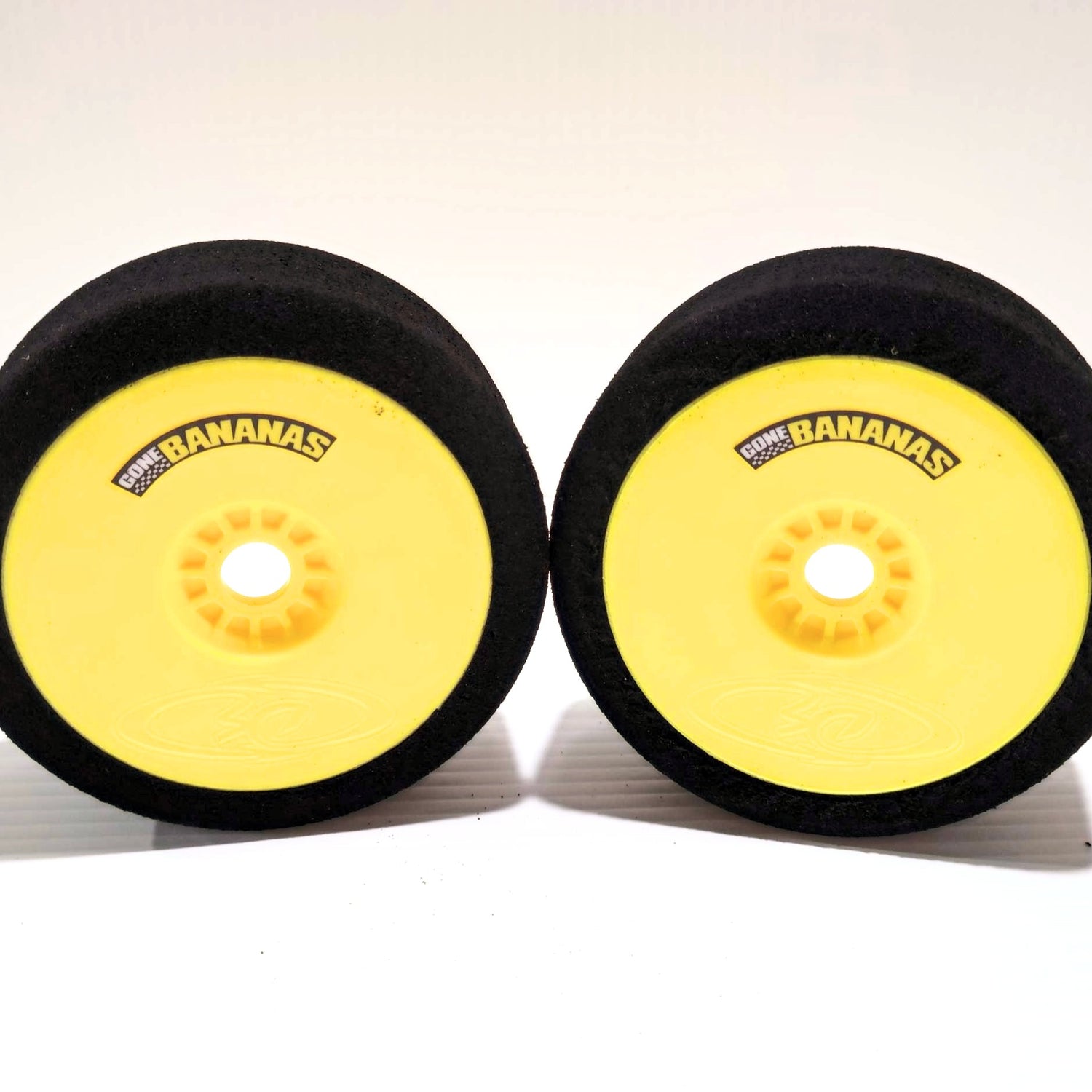 GONE BANANAS DRAG RACING MOUSSES AVEC JANTES JAUNES 30 SHORE